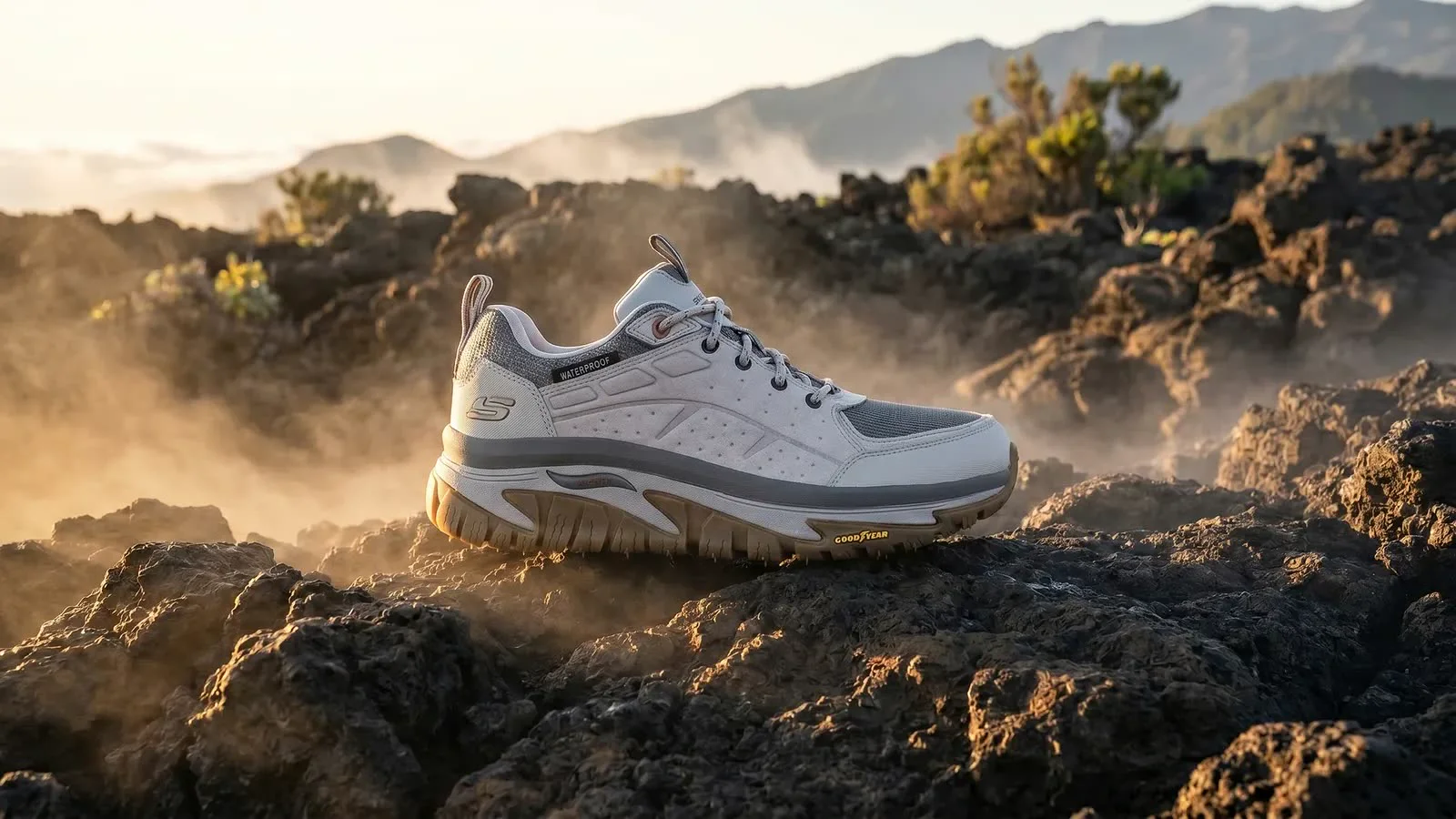 Skechers Vernal auf vulkanischem Gestein im Morgenlicht