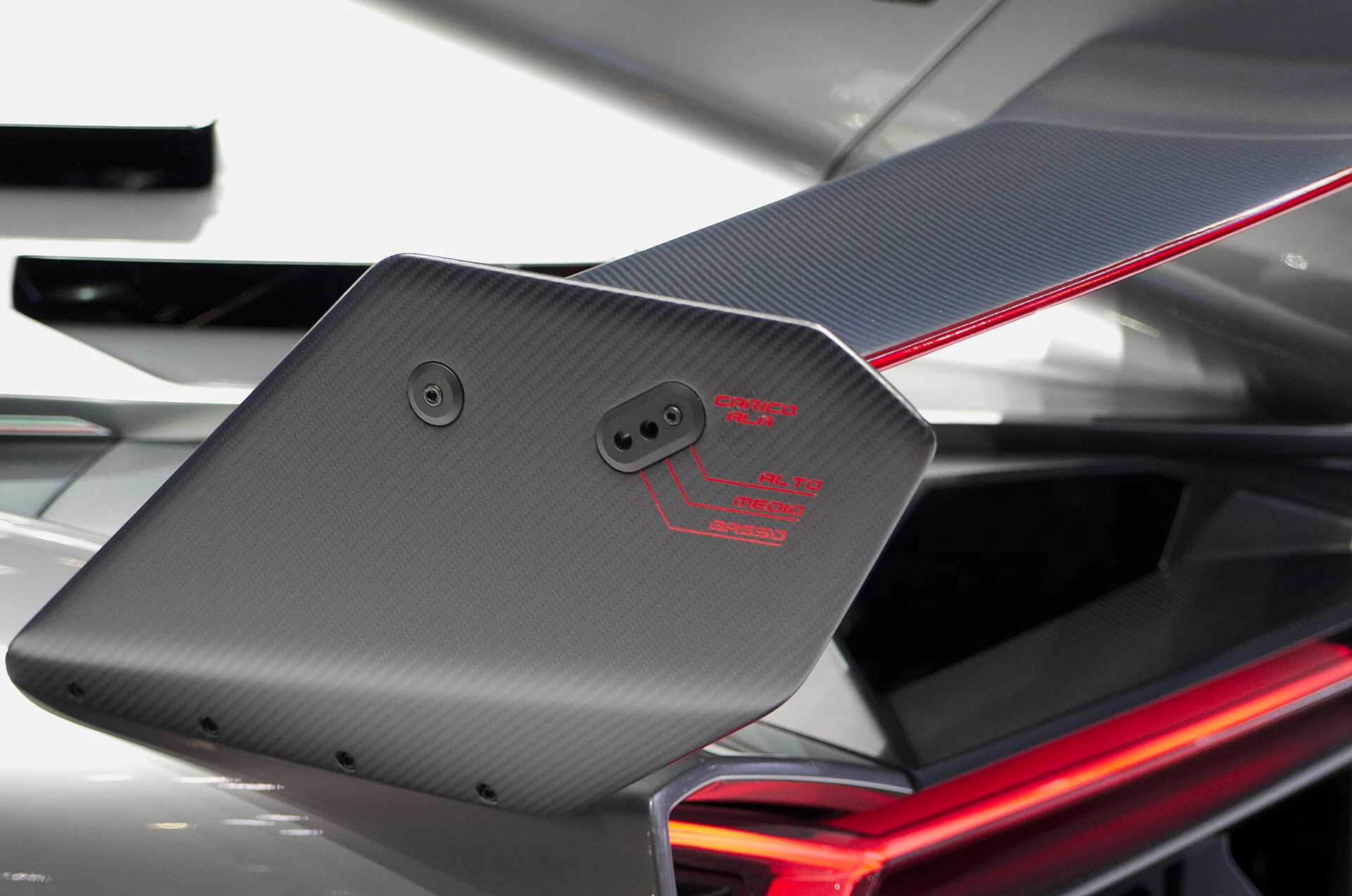 Veneno adjustable rear wing
