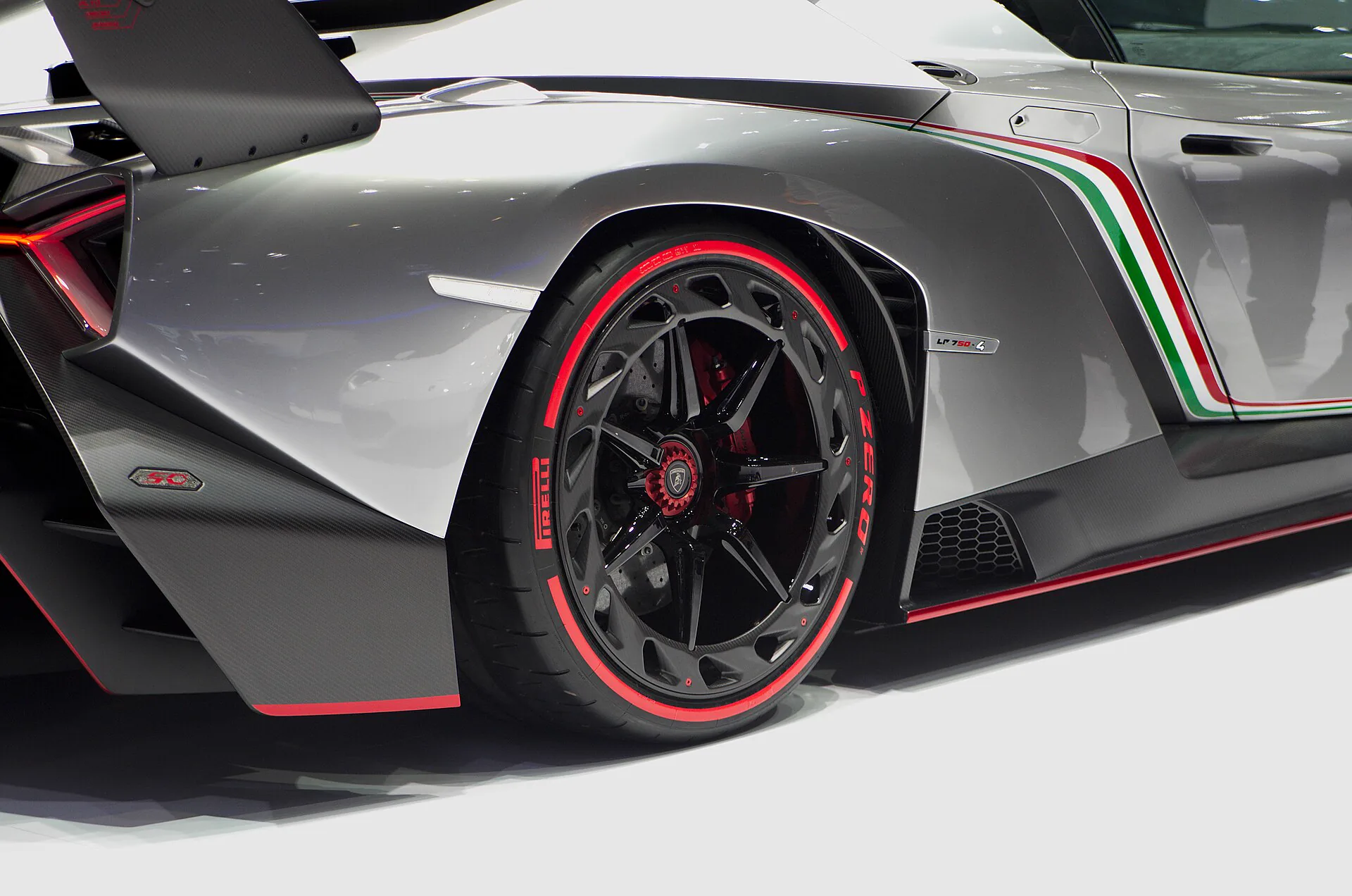 Veneno forged centre-lock wheel and carbon-ceramic brake